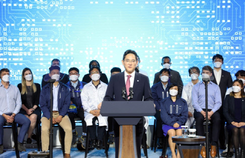 이재용 삼성전자 부회장이 지난 20일 오후 경기도 평택시 삼성전자 반도체공장을 방문한 조 바이든 미국 대통령과 윤석열 대통령의 공장 시찰을 안내한 뒤 인사말을 하고 있다. <연합뉴스>